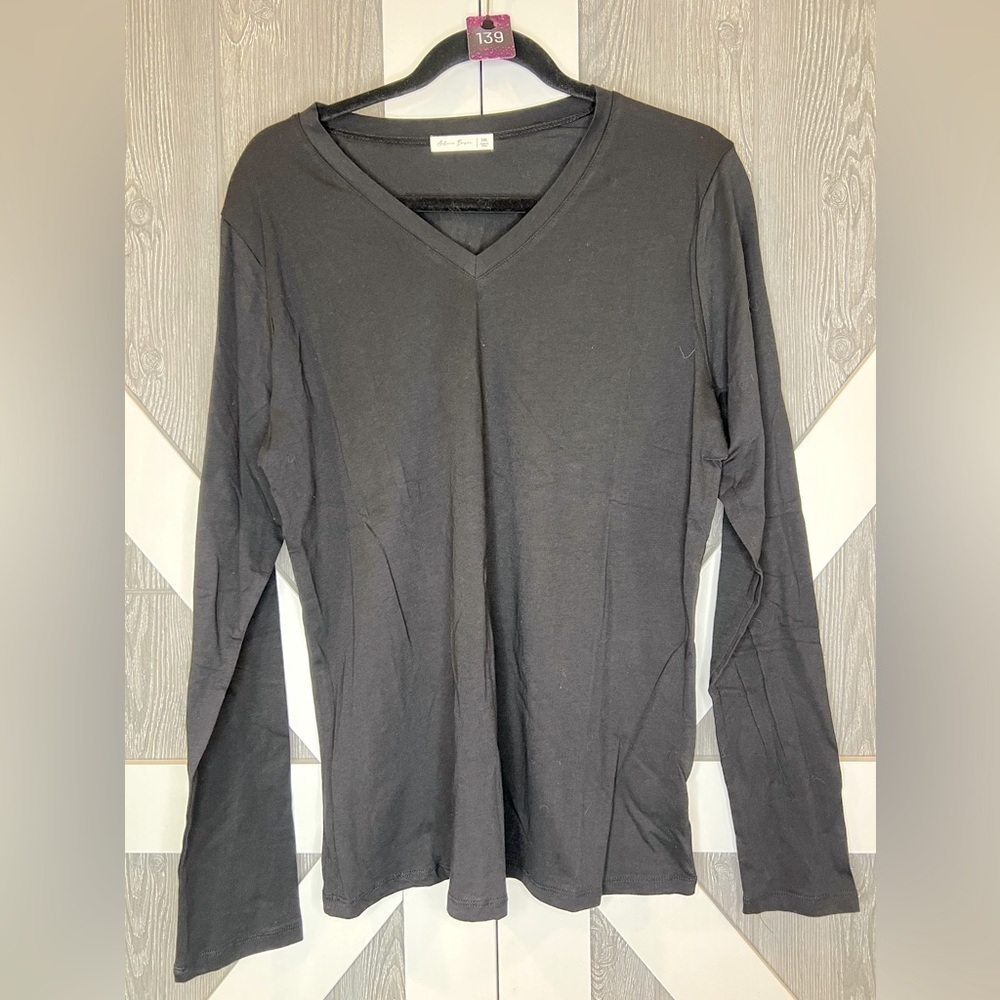 139. NEW Active Basic Black V-Neck Long Sleeve Tee 2XL